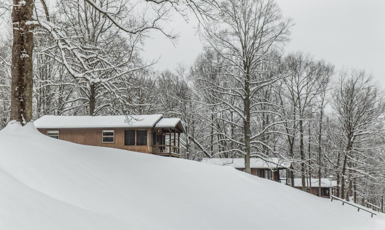 Burr Oak Lodge And Conference Center Glouster Exterior photo