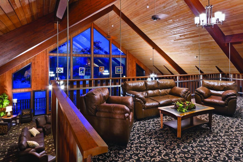 Burr Oak Lodge And Conference Center Glouster Exterior photo
