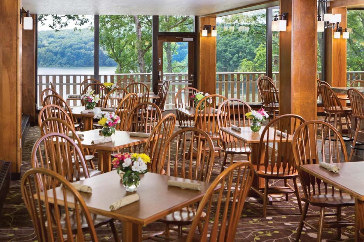 Burr Oak Lodge And Conference Center Glouster Exterior photo